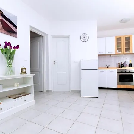Jana Apartman *