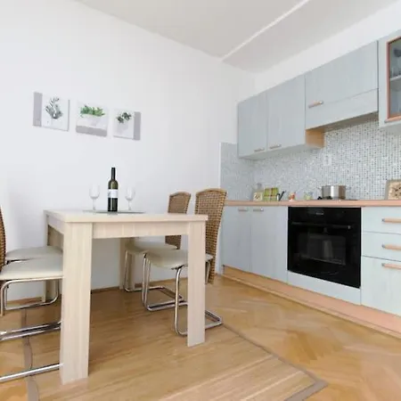 Jana Apartman *